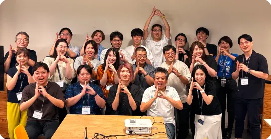 JBUG Creativeの集合写真。全員が両手で「b」のマークを作っている。
