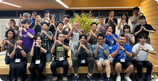 JBUG 広島の集合写真。全員が両手で「b」のマークを作っている。