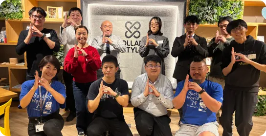 JBUG 名古屋の集合写真。全員が両手で「b」のマークを作っている。