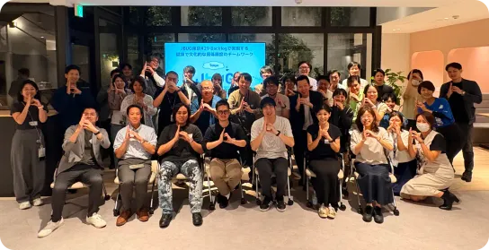 JBUG 東京の集合写真。全員が両手で「b」のマークを作っている。