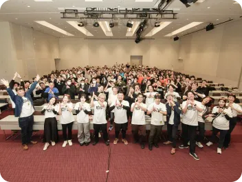 Backlog Worldでの記念撮影。それぞれが手で「b」の文字を作ってポーズしている